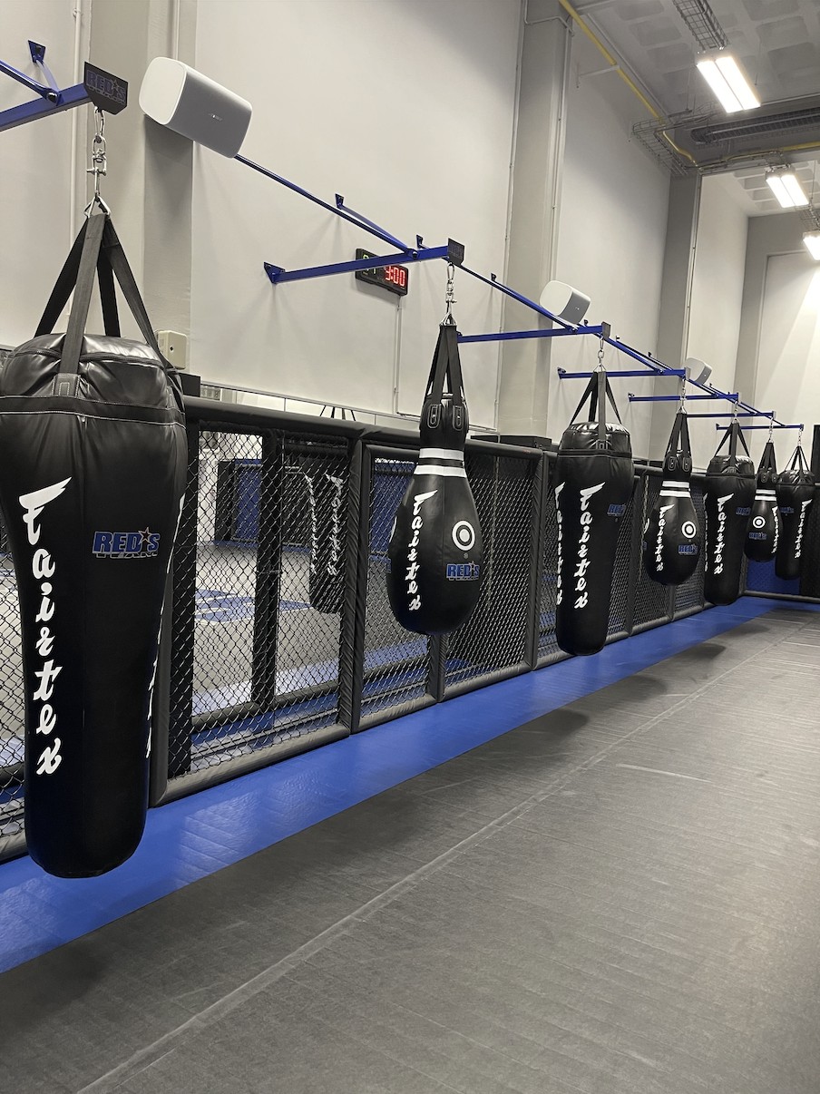 Rangée de sacs de frappe longs et poires Fairtex avec timer mural