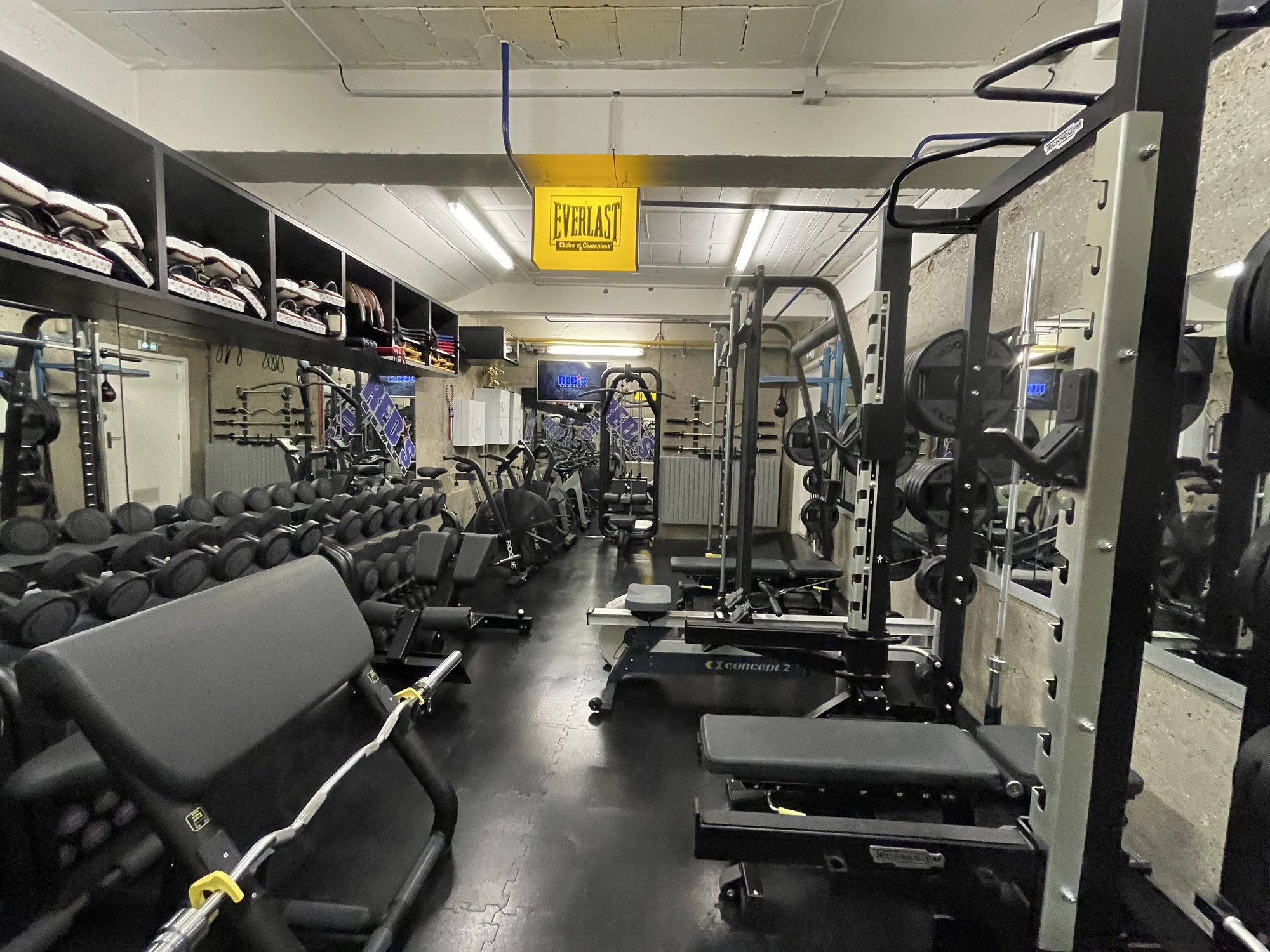 Cadre guidé et cadre libre avec bancs réglables TechnoGym