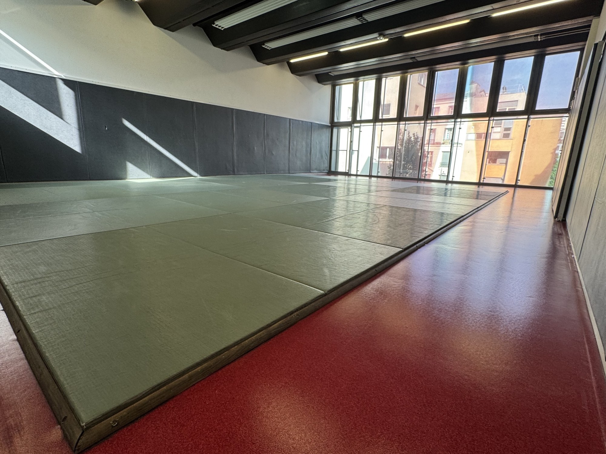 Faisceaux de lumière naturelle traversant le dojo