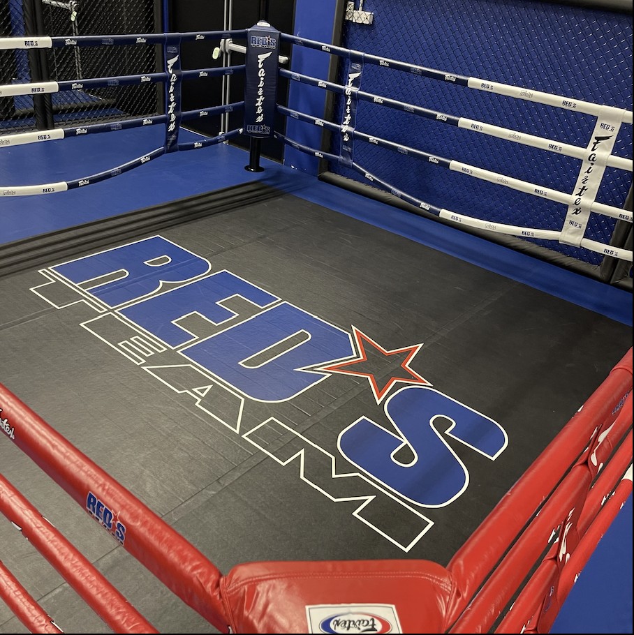 Ring de boxe à 4 cordes aux couleurs du club RED'S TEAM