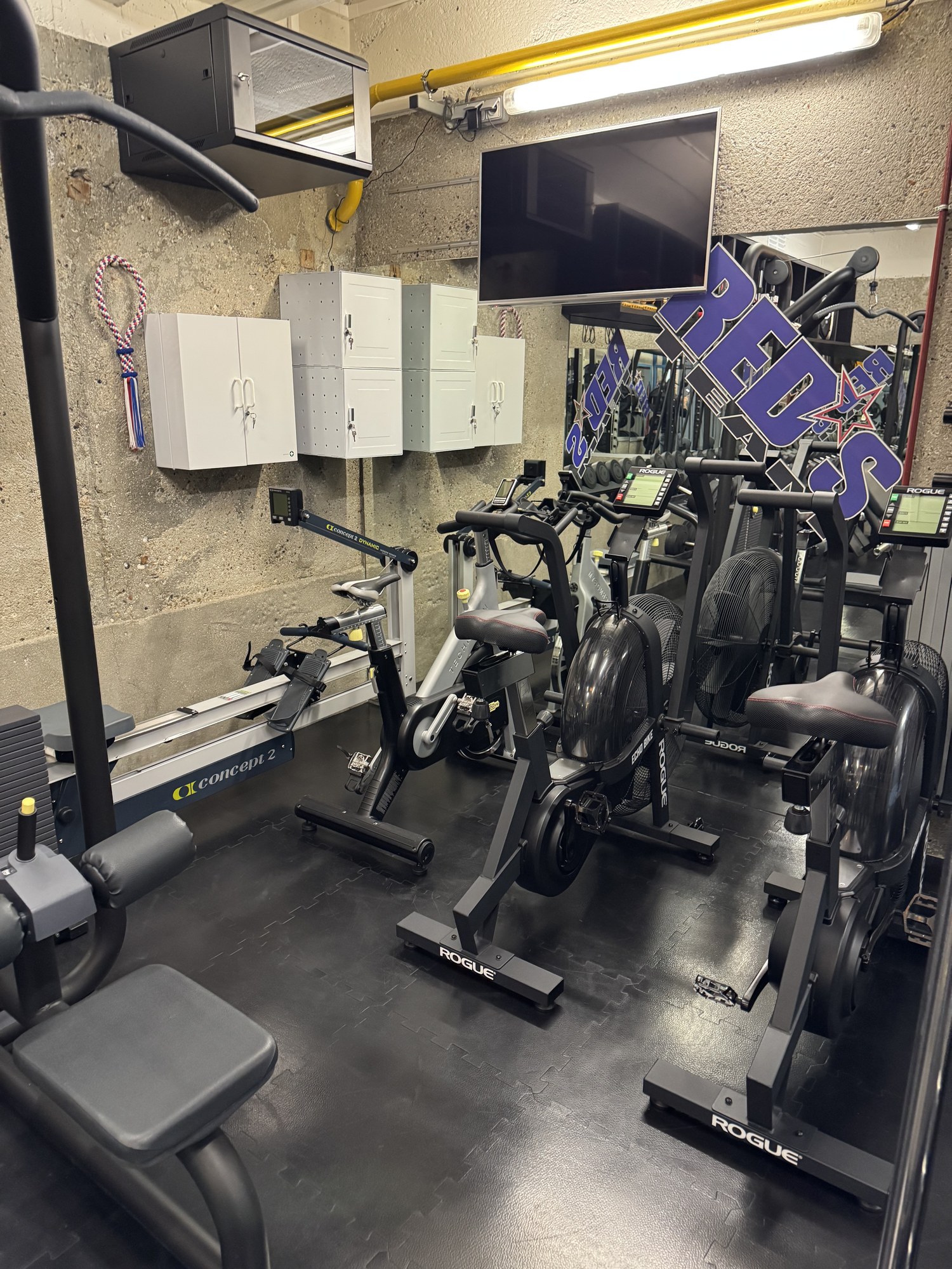 Zone cardio avec rameur Concept 2, vélo Technogym et Echo Bike Rogue
