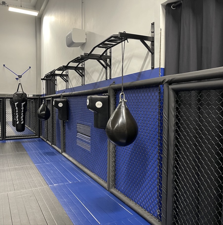 Zone de travail spécifique avec aquabags, plateformes d'uppercut et barres de traction